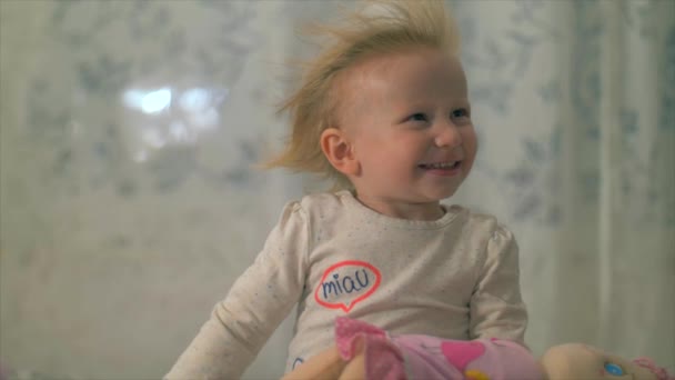 Schattige baby meisje met haar ontwikkelen in de wind. Slow Motion — Stockvideo