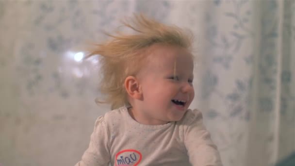 Schattige baby meisje met haar ontwikkelen in de wind. Slow Motion — Stockvideo