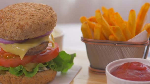 Šťavnatý americký Burger s křupavými hranolky. Zpomaleně — Stock video