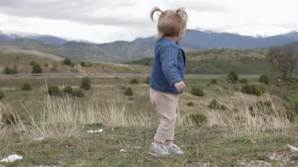 Gyönyörű lány séta a természetben. Ők morzsolt — Stock videók