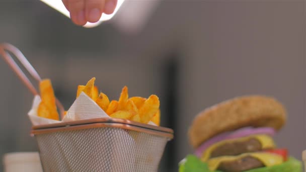 Deliciosas patatas fritas crujientes. Espolvorear con pimienta roja. Movimiento lento — Vídeos de Stock
