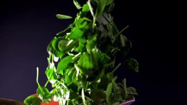 kadın elleri bebek ıspanak ile bir afiş atmak