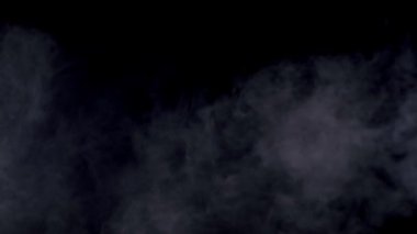 Muz fırlatma. Füme siyah arka plan. Yavaş çekim