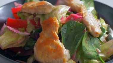 Salata karışımına tavuk ekleme