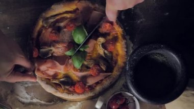 Bıçakla pişmiş pizza kesmek. Tüketime hazır