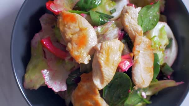 Ensalada sabrosa con trozos de pollo — Vídeos de Stock