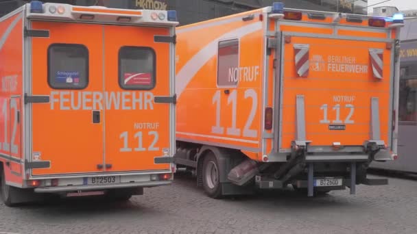 Une brigade de pompiers assiste une rue de Berlin — Video