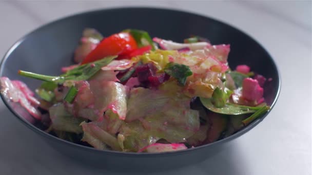 Добавление курицы в смесь салатов — стоковое видео