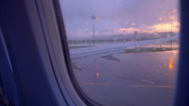 Uçuş sırasında uçak penceresinden görünüm — Stok video