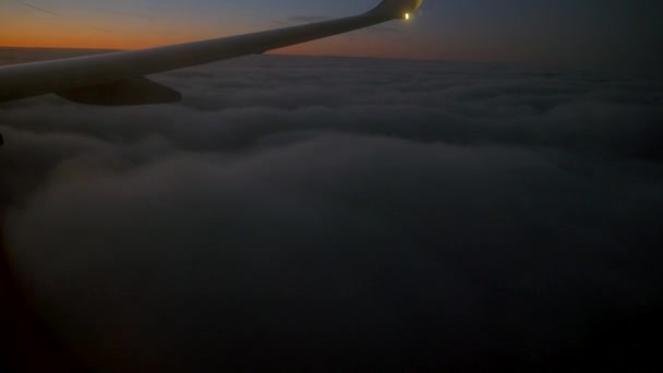 A vista através da janela do avião durante um voo — Vídeo de Stock