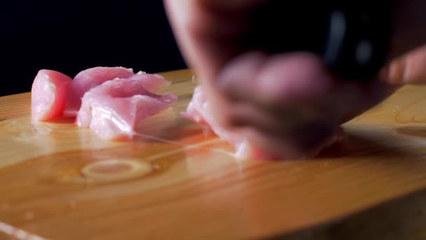 Putenfleisch auf einem Holzbrett schneiden — Stockvideo