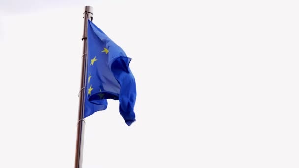 Európai uniós zászló a szélről. — Stock videók