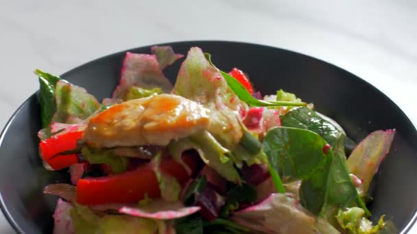 Adding chicken to a mix of salads — Stock Video