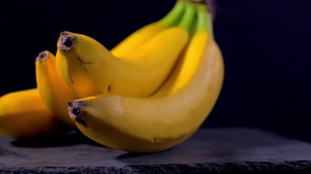 Bananer på en svart bakgrund — Stockvideo