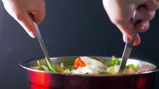 Mescolare l'insalata fresca. Insalata con barbabietole e spinaci — Video Stock