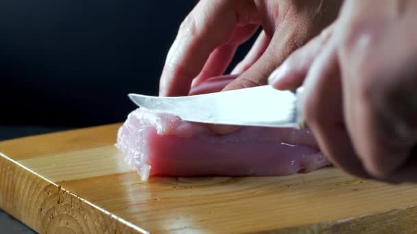 Cięcie mięsa indyka na drewnianej płycie — Wideo stockowe