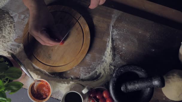 Kirschtomaten mit einem Messer schneiden. Vorbereitungen für die Zubereitung von Pizza — Stockvideo