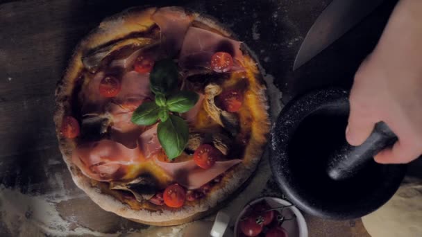 Espolvorear una pizza al horno con especias secas — Vídeo de stock