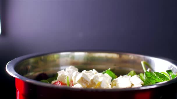 Salata karışımına tuz eklemek. Yavaş çekim — Stok video