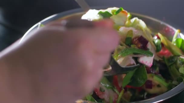 Размешиваю свежий салат. Салат со свеклой и детским шпинатом — стоковое видео