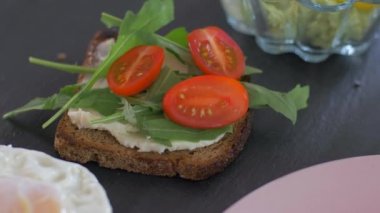 Avokado tost ve krem peynir ile kahvaltı