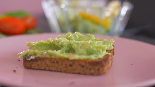 Desayuno con tostadas de aguacate y queso crema — Vídeo de stock