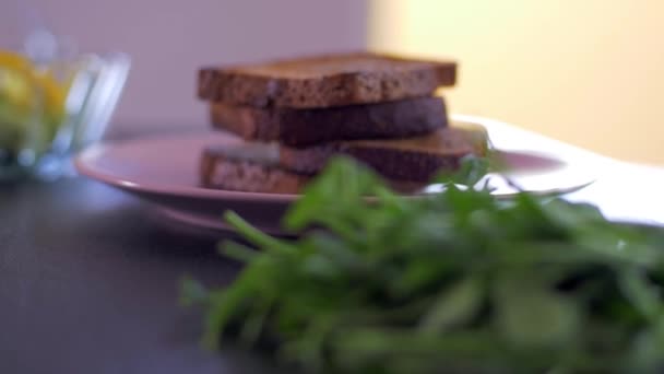 Desayuno con tostadas de aguacate y queso crema — Vídeo de stock