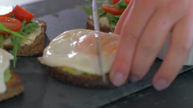 Avokado tost ve krem peynir ile kahvaltı