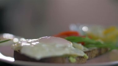 Avokado tost ve krem peynir ile kahvaltı