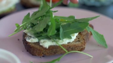 Avokado tost ve krem peynir ile kahvaltı