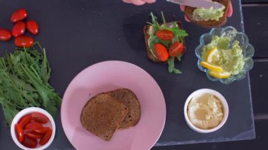 Avokado tost ve krem peynir ile kahvaltı