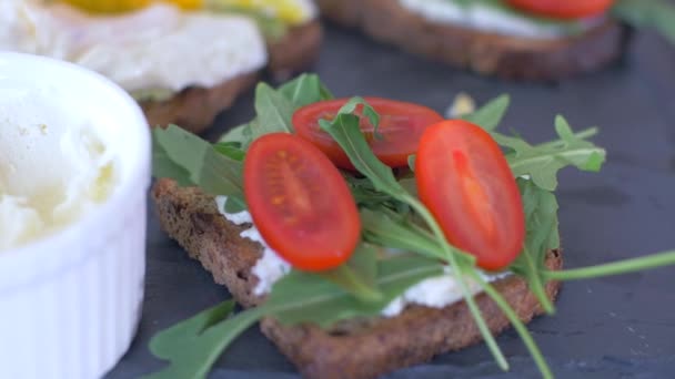 Mic dejun cu pâine prăjită cu avocado și brânză cremă — Videoclip de stoc