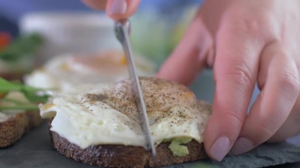Frühstück mit Avocado-Toast und Frischkäse — Stockvideo
