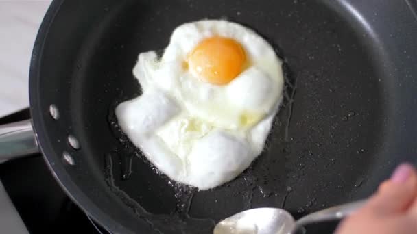 Préparation des œufs dans la casserole 