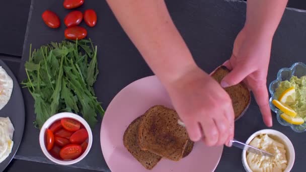 Завтрак с тостами из авокадо и сливочным сыром — стоковое видео