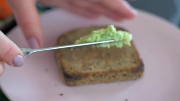 Завтрак с тостами из авокадо и сливочным сыром — стоковое видео