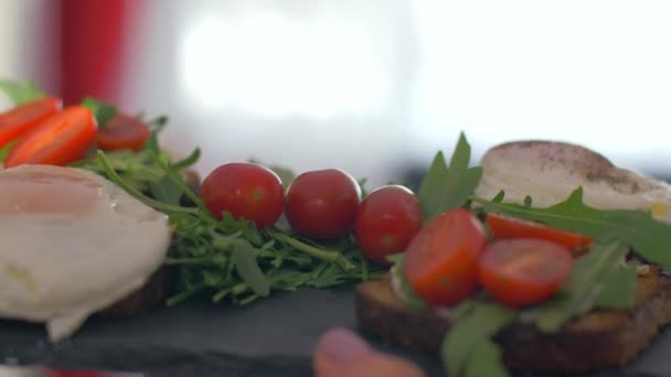 Frukost med avokado toast och färskost — Stockvideo