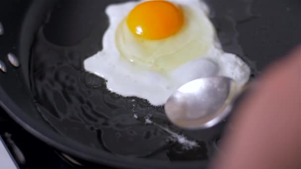 Préparation des œufs dans la casserole 