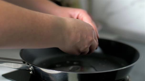 Подготовка яиц на сковороде — стоковое видео