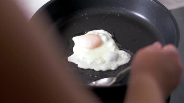 Παρασκευή αυγών σε τηγάνι — Αρχείο Βίντεο