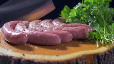 Tahtadaki çiğ sosisler.