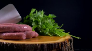 Tahtadaki çiğ sosisler.