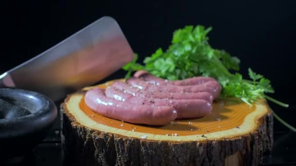 Embutidos crudos en una tabla de madera — Vídeos de Stock