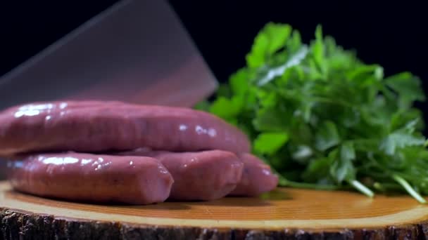 Saucisses crues sur une planche de bois — Video