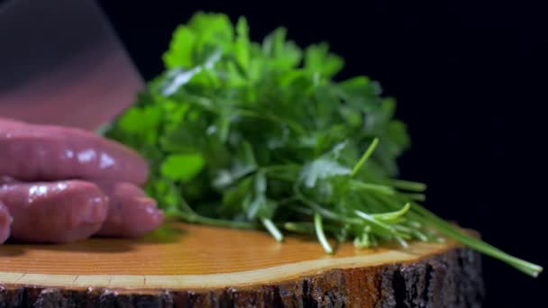 Сырые сосиски на деревянной доске — стоковое видео
