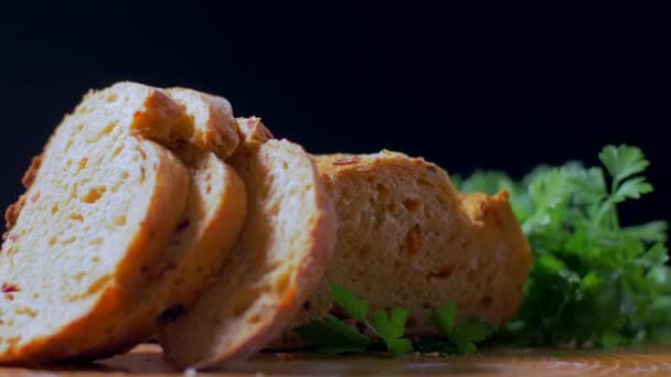 Close-up van het snijden van brood op houten snijplank. — Stockvideo