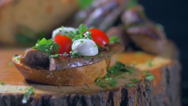 Um delicioso sanduíche com salsichas em uma tábua de madeira — Vídeo de Stock