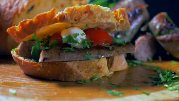 Egy ízletes szendvics kolbásszal egy fából készült hajón — Stock videók