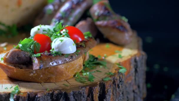Вкусный сэндвич с сосисками на деревянной доске — стоковое видео