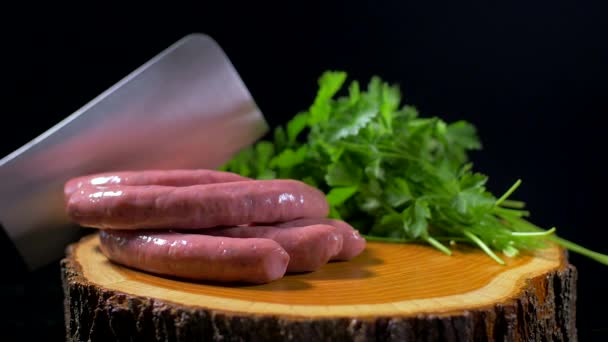 Saucisses crues sur une planche de bois — Video